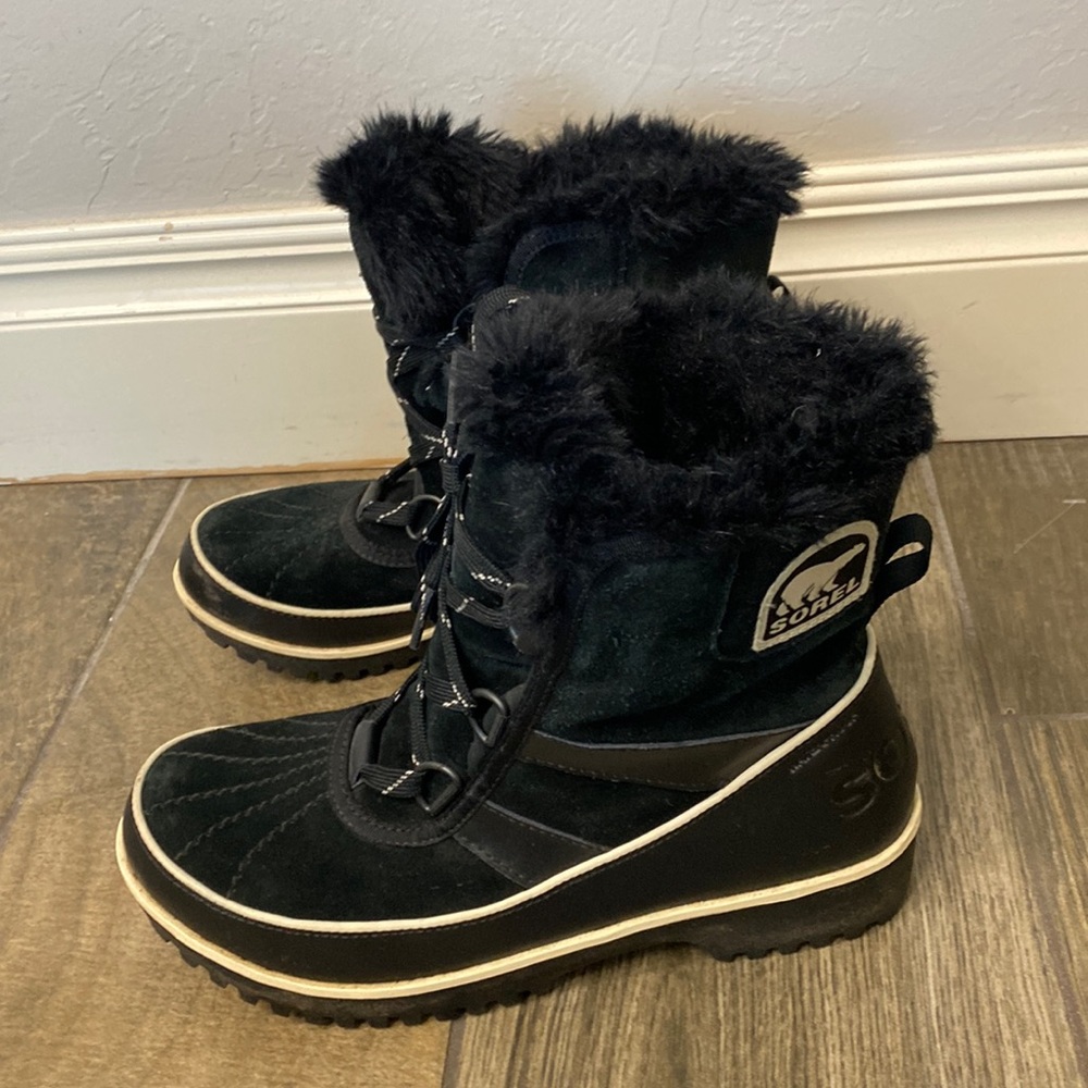 Sorel Tivoli ll snow boots.Black and white size 6.